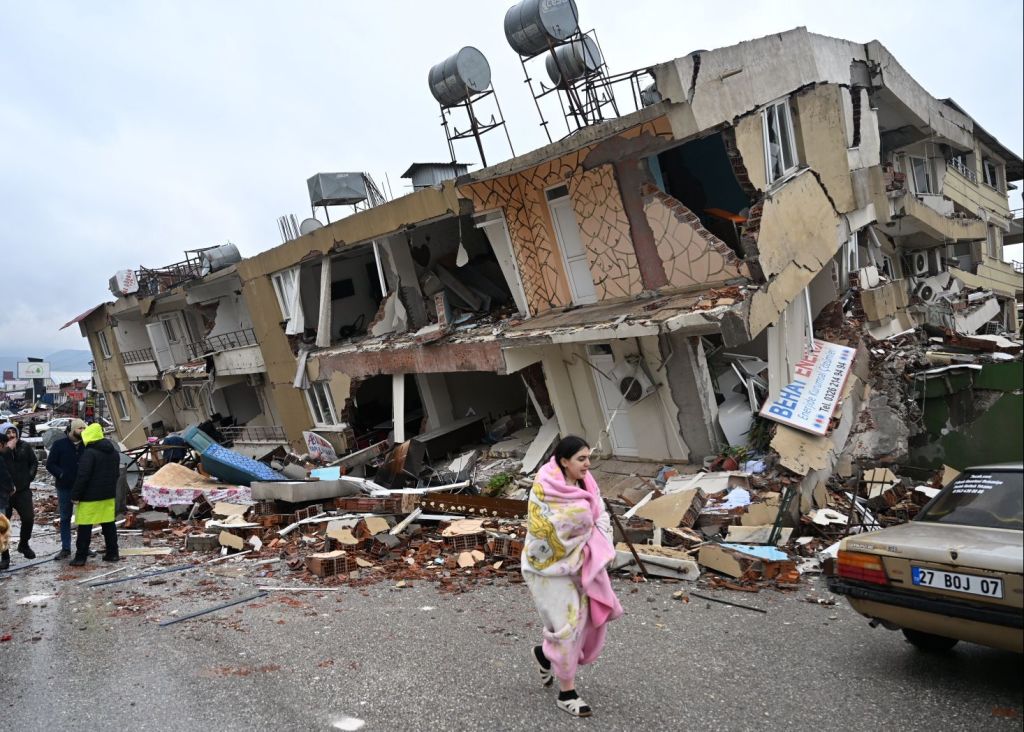 Власти Турции сообщили о контроле рисков распространения инфекций в зоне землетрясений