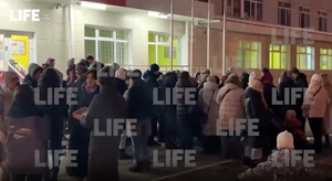 Родители вышли на сход к школе в Химках для спасения учительницы от тюрьмы за поножовщину