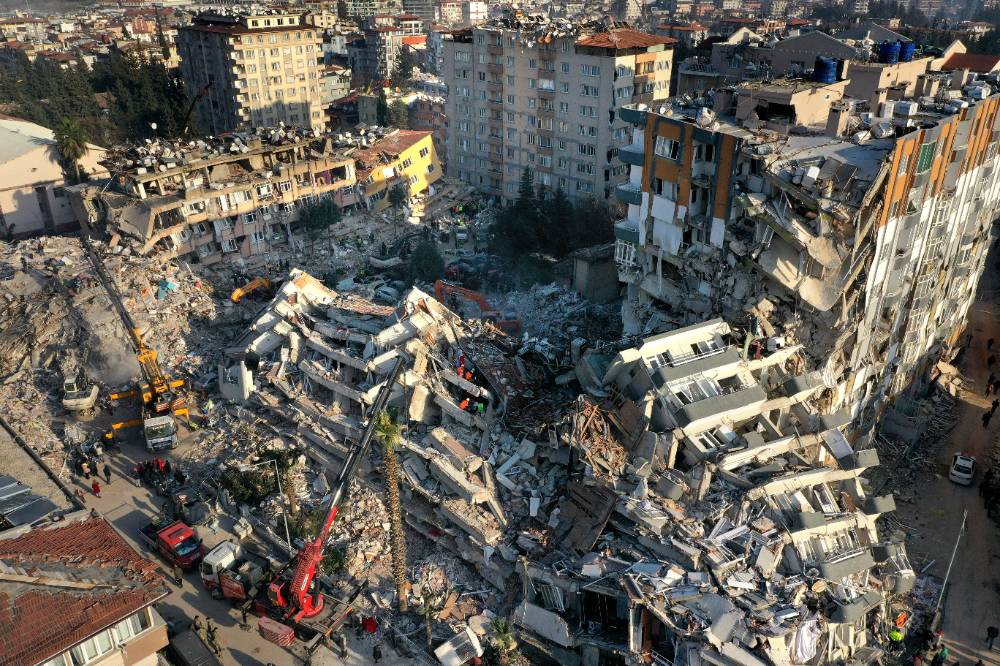 Число жертв мощного землетрясения в Турции превысило 20 тысяч