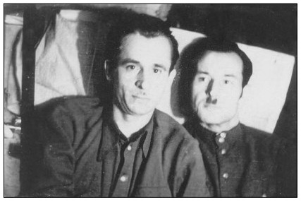 Николай Козак (слева) с проводником Луцкого округа Михаилом Бондарчуком (справа). Конец 1940-х гг. Фото © Wikipedia