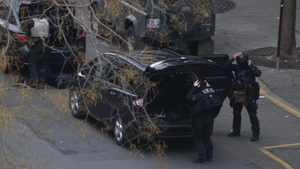 В Париже оцепили целый район из-за стреляющего по прохожим с балкона мужчины