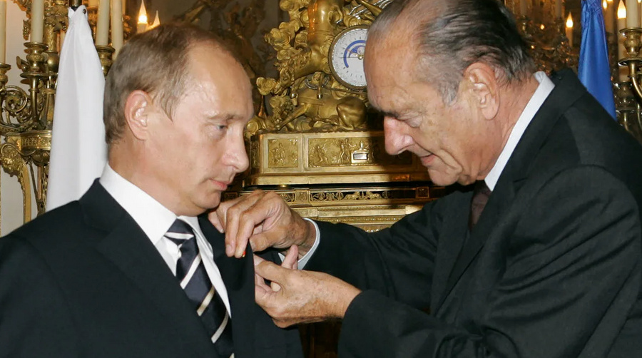 Вручение ордена Почётного легиона Владимиру Путину президентом Франции Жаком Шираком. Фото © kremlin.ru