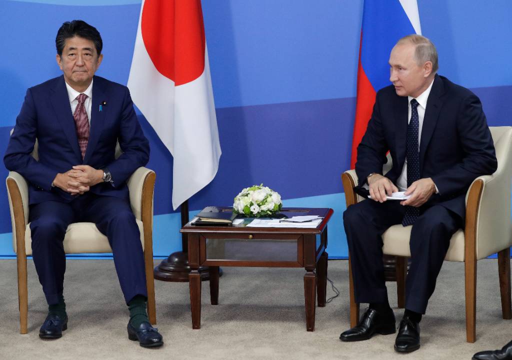 Экс-премьер Японии Абэ в мемуарах назвал Путина искренним человеком