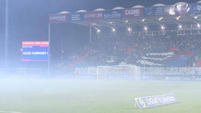 Слезоточивый газ на стадионе в городе Клермон-Ферран. Фото © Twitter / lequipe