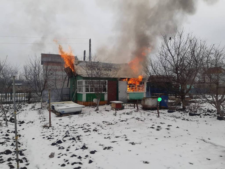 Загоревшаяся после обстрела Шебекина со стороны ВСУ дача. Фото © Telegram / "Настоящий Гладков"