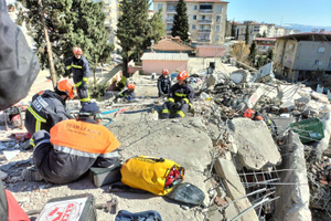 В Турции на шестой день после землетрясения из-под завалов вытащили трёх человек