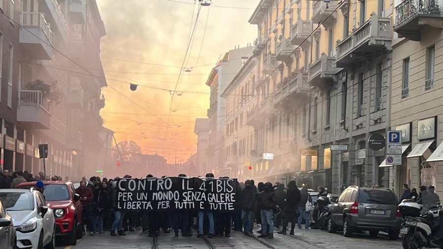 Акция анархистов в Милане. Фото © Twitter / Corriere