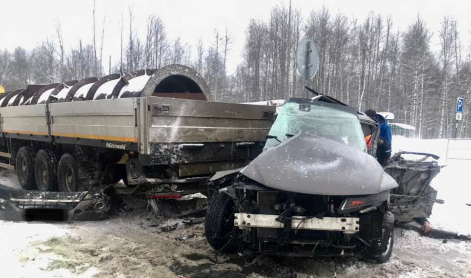 Два человека погибли в жутком ДТП на трассе в Новгородской области