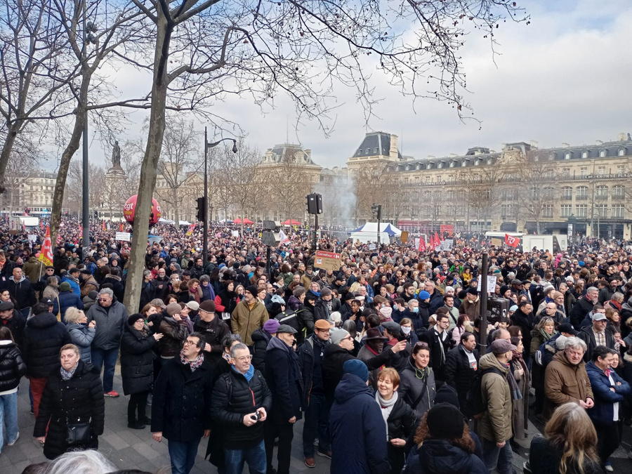 Во Франции протестовать против пенсионной реформы вышло около миллиона человек
