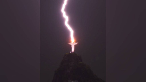 В статую Христа-Искупителя в Рио-де-Жанейро попала молния