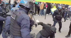 Полиция Парижа применила слезоточивый газ на акции против пенсионной реформы
