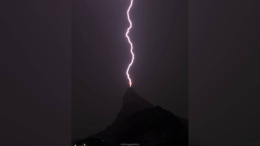 В статую Христа в Рио-де-Жанейро попала молния. Фото © Instagram (признан экстремистской организацией и запрещён на территории Российской Федерации) / fsbragaphotos