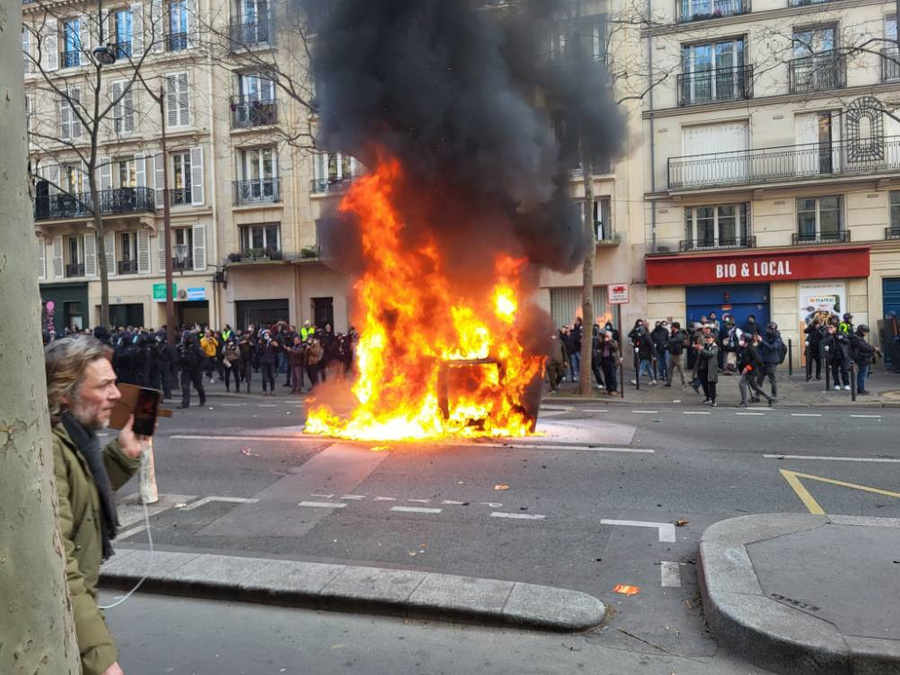 Поджог автомобиля в ходе противостояния с полицией в Париже. Фото © Twitter / Kollektiv Communique