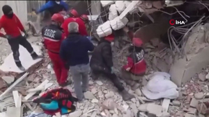 В Турции на спасателей во время поиска пострадавших рухнули обломки здания