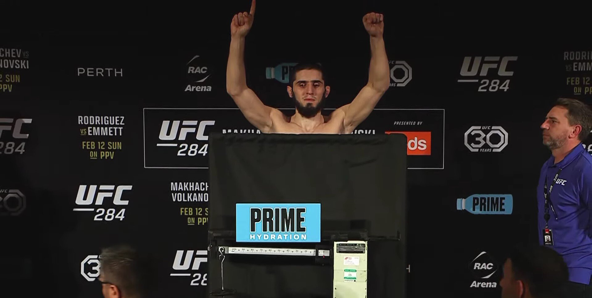 Ислам Махачев на взвешивании. Скриншот © YouTube / UFC — Ultimate Fighting Championship