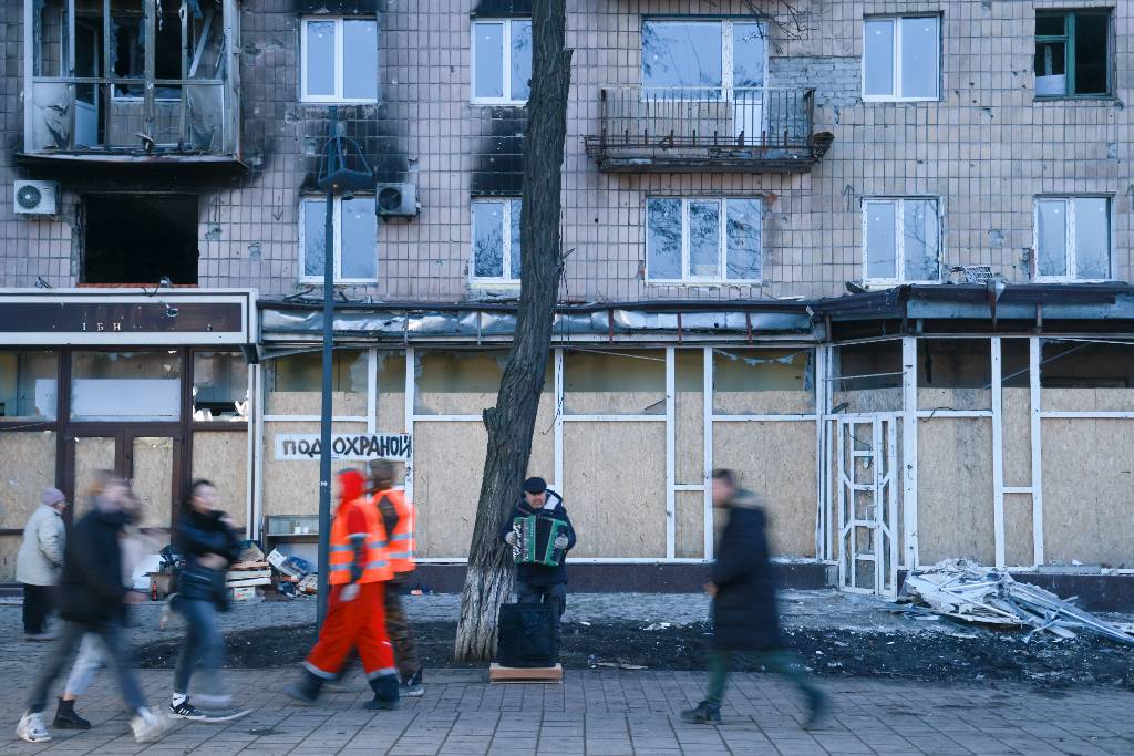 Снесённые в Мариуполе здания начали перерабатывать в бетонную крошку