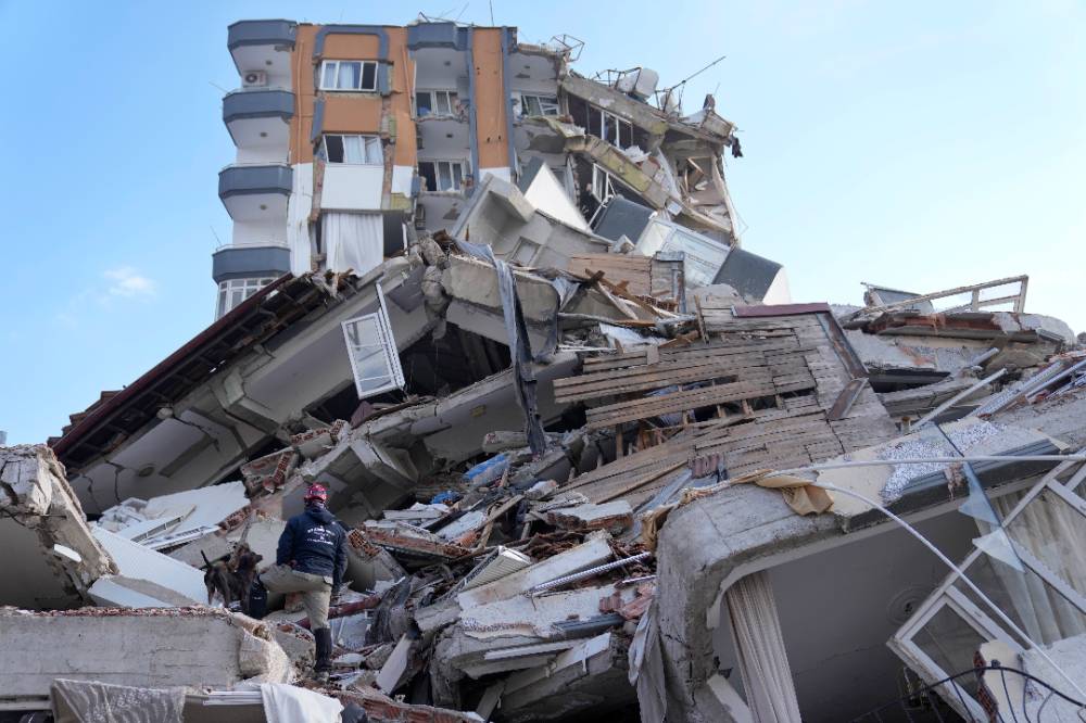 Число погибших при землетрясении в Турции возросло до 20 665 человек