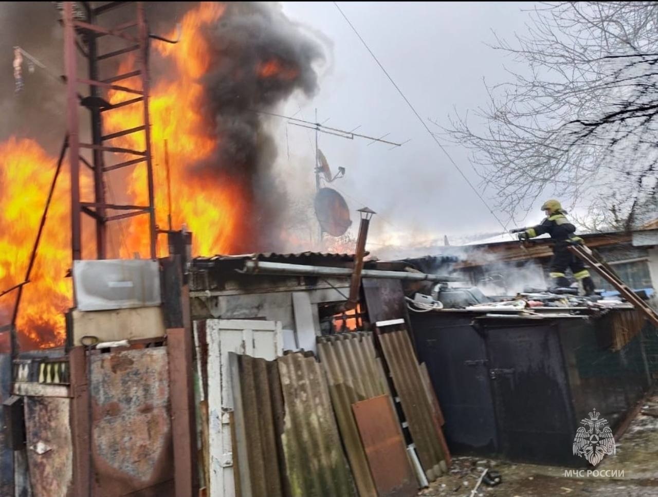 В Сочи из-за пожара в доме барачного типа эвакуировали 30 человек
