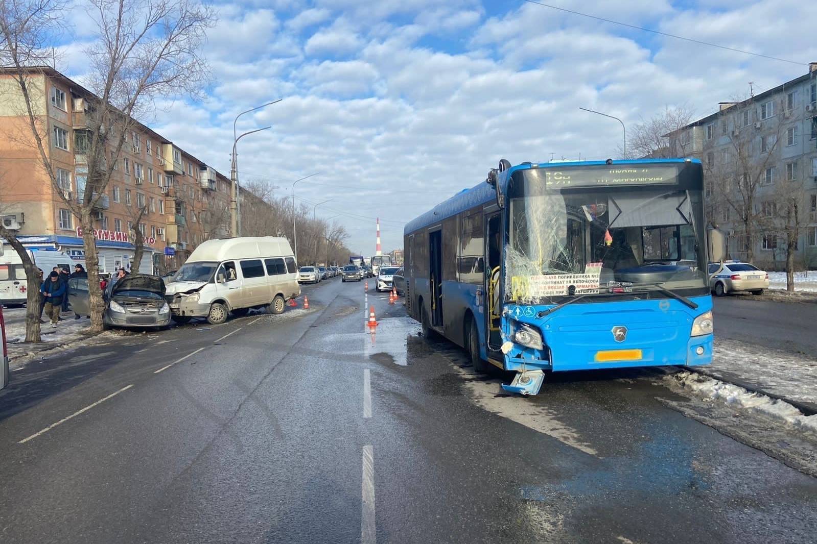 Ребёнок и трое взрослых пострадали в массовом ДТП с пассажирским автобусом в Астрахани