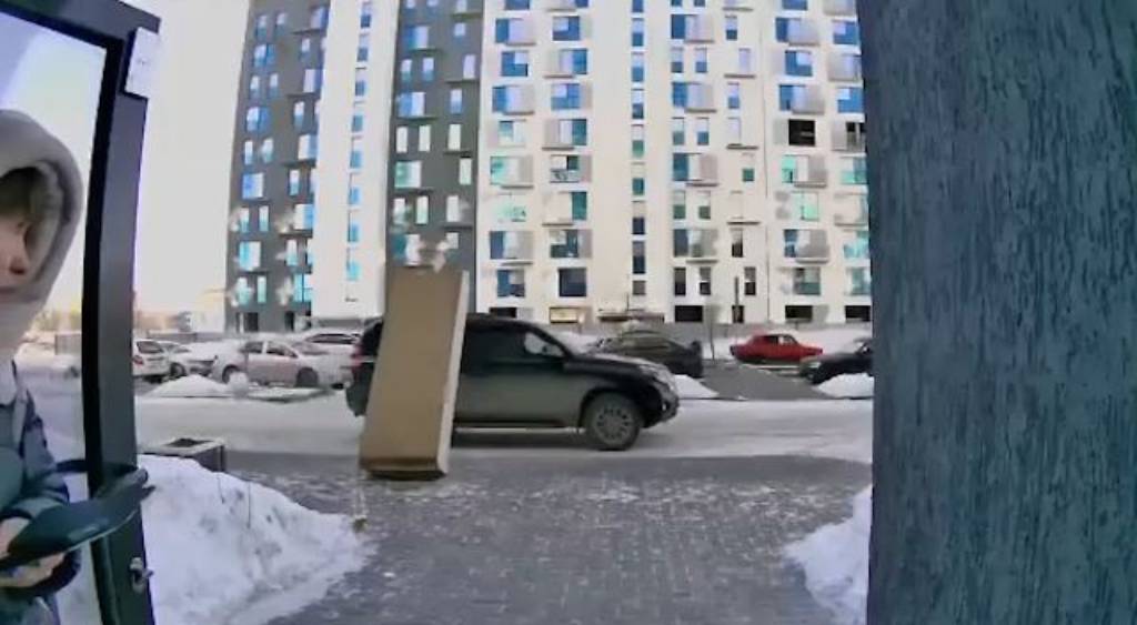 В Челябинске оставленный грузчиками шкаф рухнул на проезжавшую иномарку, разбив ей фару