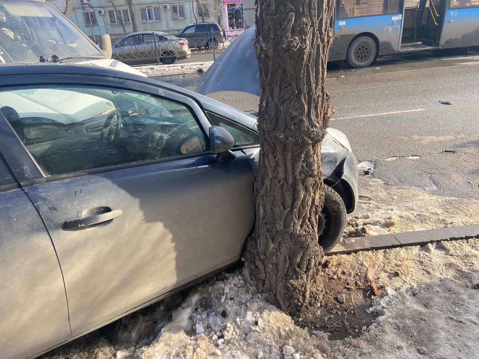 Кадр с места аварии, в которой пострадали трое взрослых и ребёнок. Фото © VK / Астраханская полиция