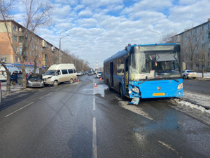 Кадр с места аварии, в которой пострадали трое взрослых и ребёнок. Фото © VK / Астраханская полиция