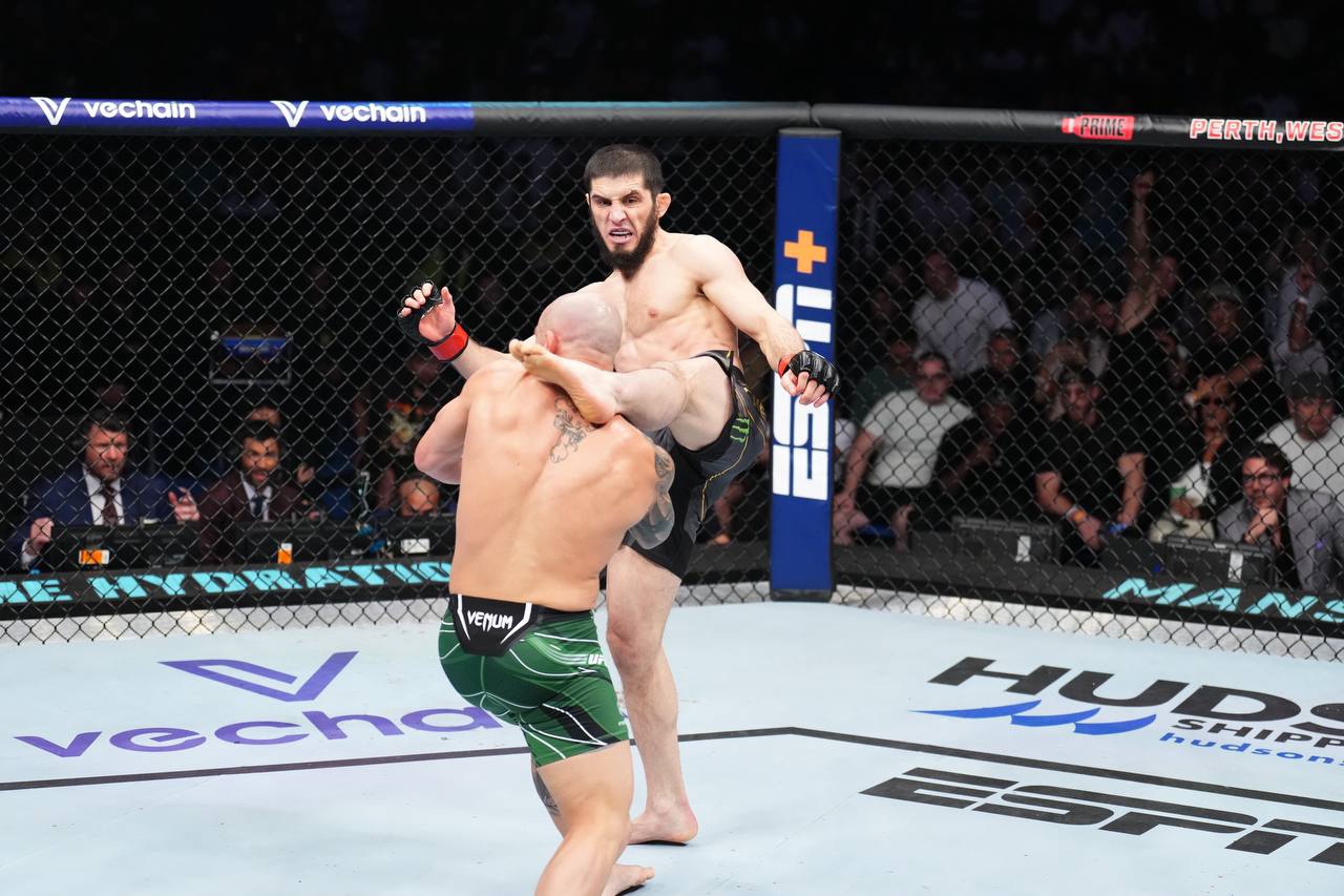 Махачев победил лучшего бойца UFC и защитил пояс в лёгком весе
