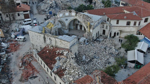 Землетрясение разрушило самую древнюю мечеть в Турции