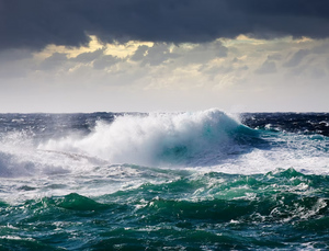 Жителей Камчатки предупредили о шторме с десятиметровыми волнами