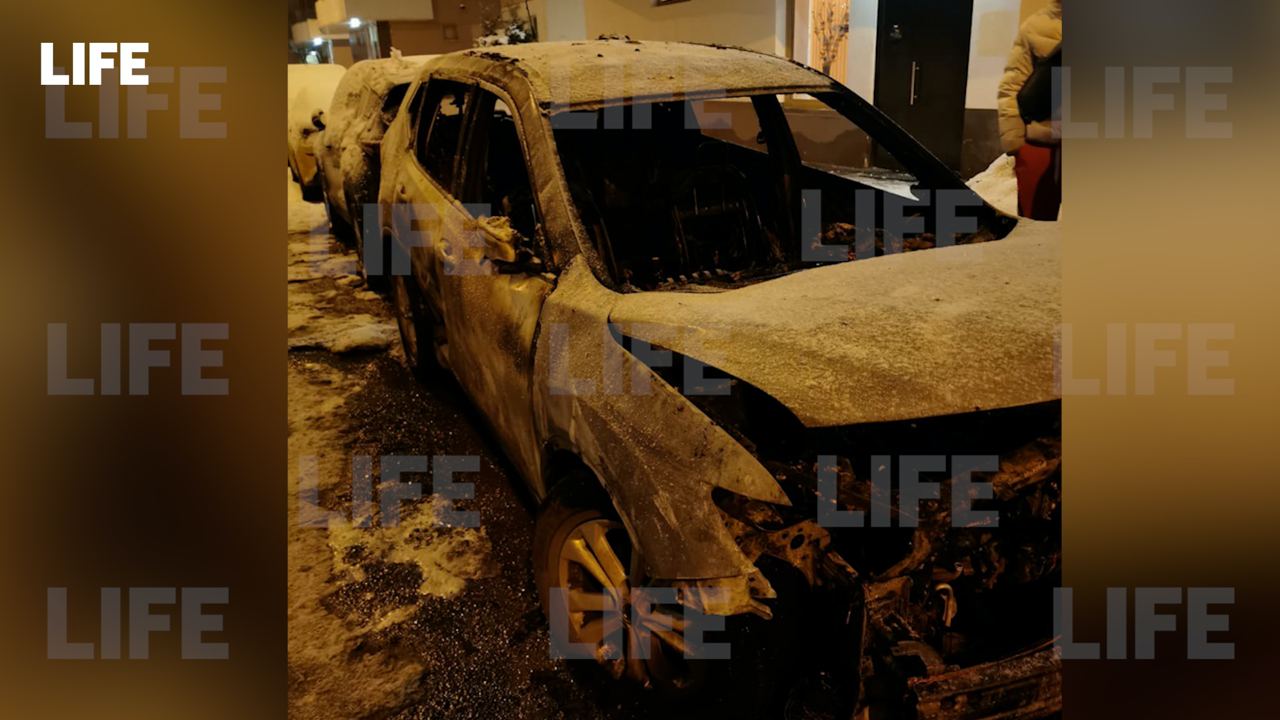 Неизвестные подожгли в Москве автомобиль подмосковного депутата. Видео © LIFE