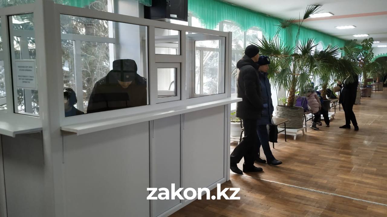 Работа правоохранителей в казахстанской школе, где произошло нападение. Фото © Telegram / Zakon.kz — Новости Казахстана и мира
