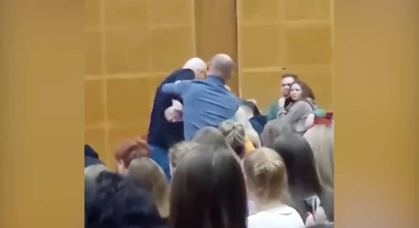 Известный психолог ударил сумкой по голове слушательницу семинара в Великом Новгороде
