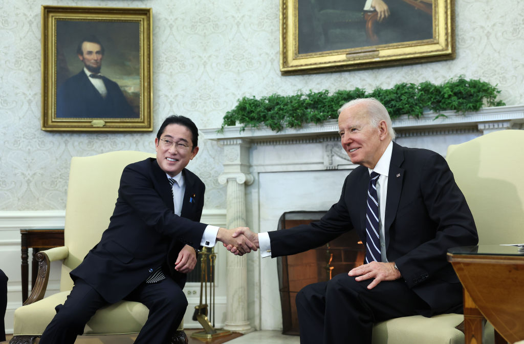Премьер-министр Японии Фумио Кисида и президент США Джо Байден (слева направо) во время встречи в Вашингтоне, 13 января 2023 года. Фото © Getty Images / Kevin Dietsch/
