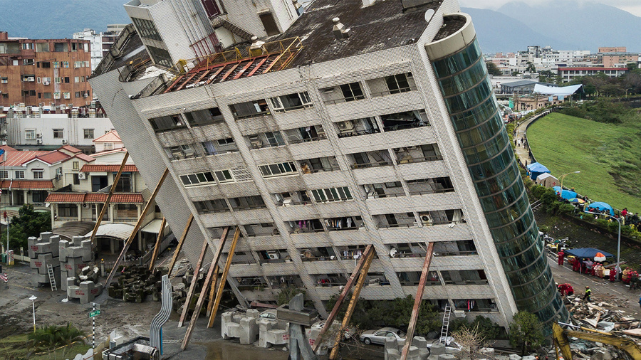 Повреждённое здание после землетрясения 8 февраля 2018 года в Хуаляне, Тайвань. Обложка © Getty Images / Billy H.C. Kwok
