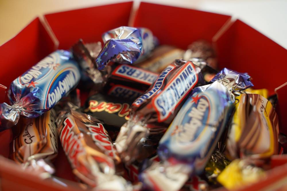 Производителя Snickers и Twix оштрафовали после падения работников в чан с шоколадом