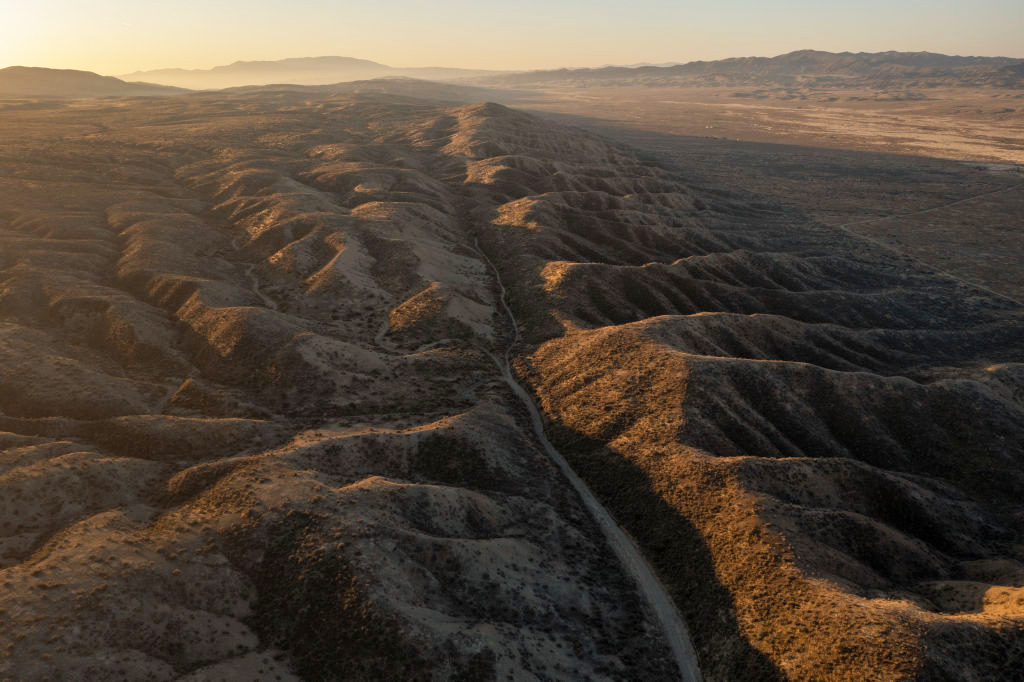 К северу от Нью-Каямы, штат Калифорния, на снимке с дрона видны разлом Сан-Андреас и уступ Элкхорн к югу от равнины Карризо. 28 марта 2021 года. Фото © Getty Images / David McNew