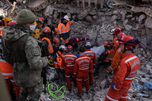 В Турции спустя 248 часов после землетрясения века спасли из-под завалов живую девушку