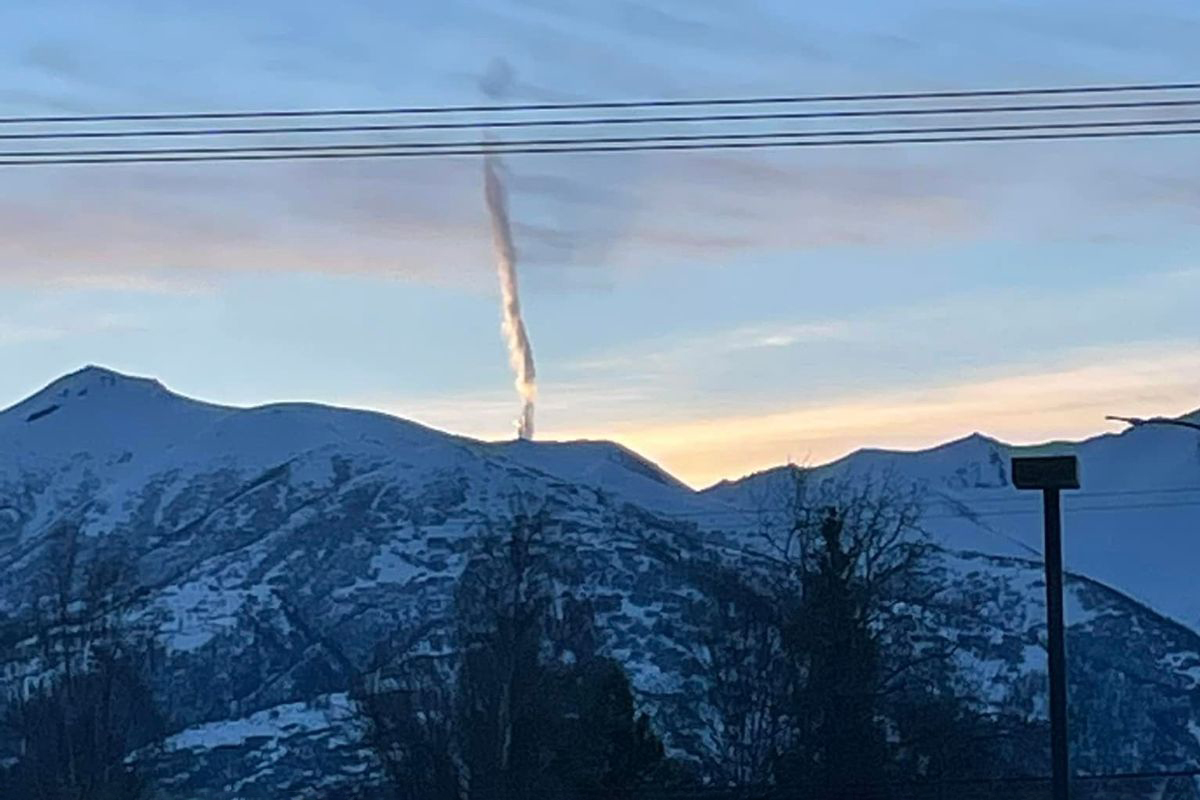 Странное облако над горами Аляски исследуют из-за опасений, что это может быть НЛО. Фото © Facebook (признан экстремистской организацией и запрещён на территории Российской Федерации) / Heather Isackson