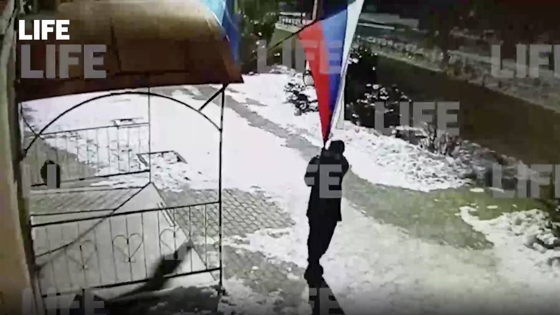 Камеры засняли попытки пьяного россиянина сорвать триколор со здания суда и унизительное фиаско