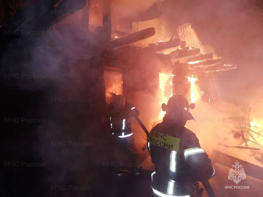 Пожарный тушит горящую баню. Обложка © Telegram / МЧС