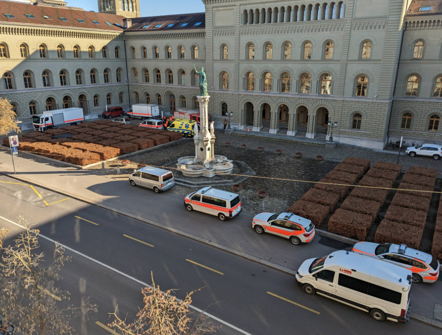 Полиция не нашла опасных предметов в машине, из-за которой оцепила главную площадь Берна