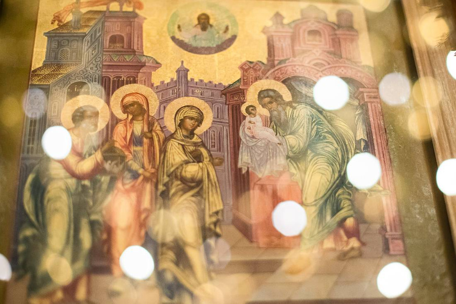 Центральное изображение иконографии Сретения Господня — фигура младенца Христа, которого на руках держит старец Симеон Богоприимец. Фото © Flickr / Троице-Сергиева лавра