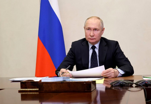 Путин поручил оперативно реагировать на попытки вывоза оружия из зоны СВО
