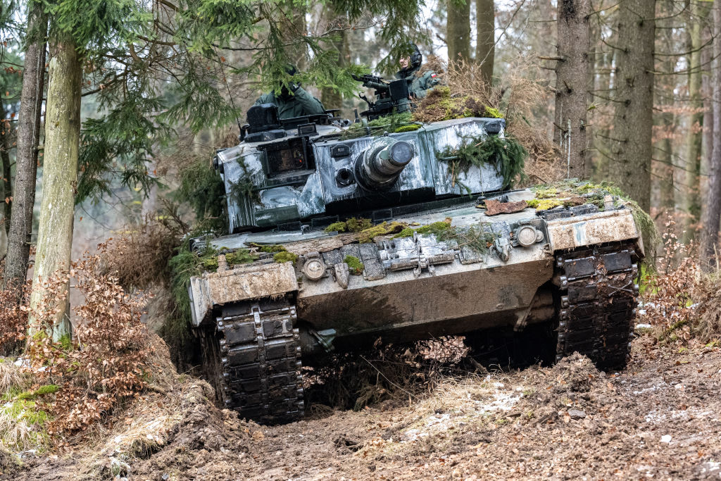 Министр обороны Польши анонсировал поставки танков Leopard на Украину в марте
