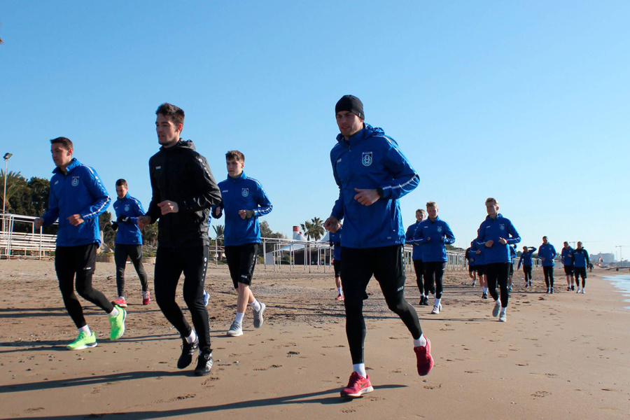 Игроки ярославского "Шинника" проводят тренировку на пляже. Фото © Официальный сайт футбольного клуба "Шинник"