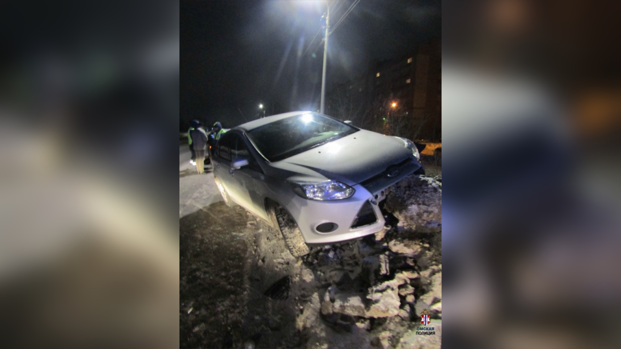 Автомобиль заявителя и обнаруженные на нём повреждения. Фото © Пресс-служба УМВД по Омской области
