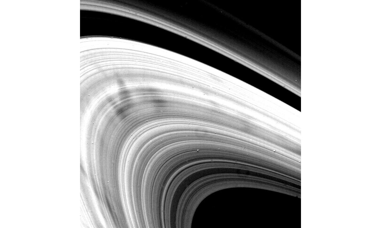 Пятна на кольцах Сатурна, снимок с борта аппарата "Вояджер-2", сделанный в 1981 году. Фото © NASA