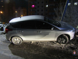 Автомобиль заявителя и обнаруженные на нём повреждения. Фото © Пресс-служба УМВД по Омской области