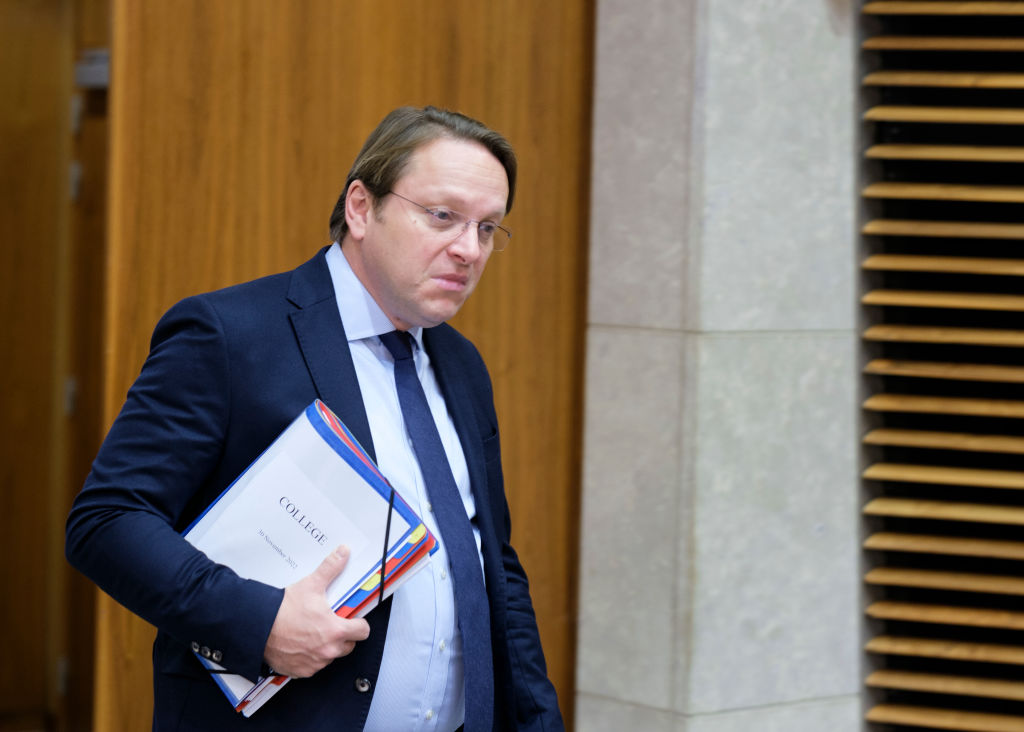 Венгерский еврокомиссар забыл выключить микрофон и попал в переплёт в Европарламенте