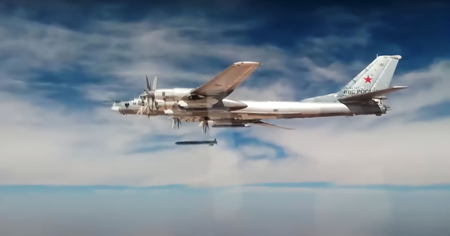 Ту-95МС с крылатыми ракетами Х-101. Обложка © YouTube / Минобороны России